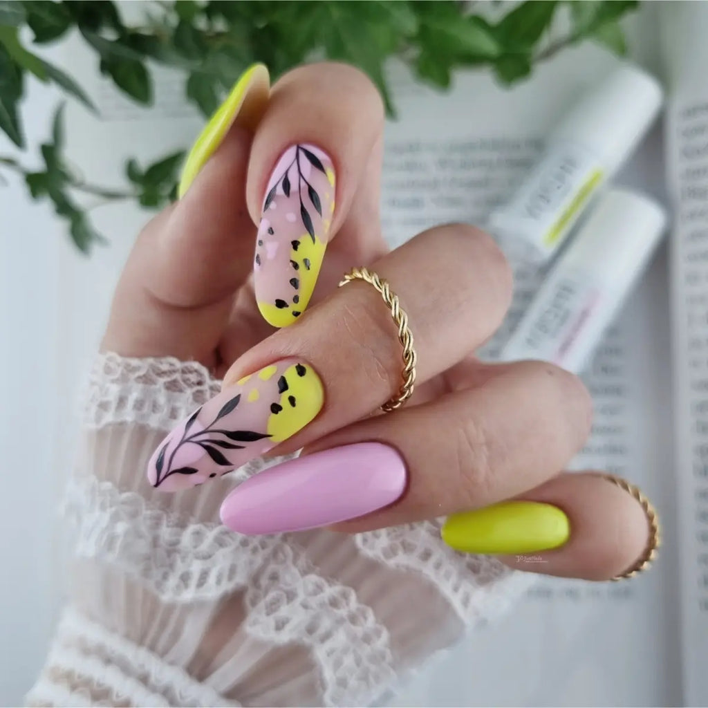 Yoshi Sweet Blush 825 Gel Polish 6ml